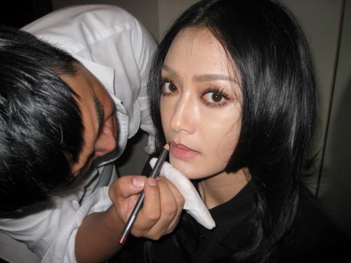 周迅范晓萱秦岚刘亦菲妆前妆后对比 美女明星后台化妆照曝光