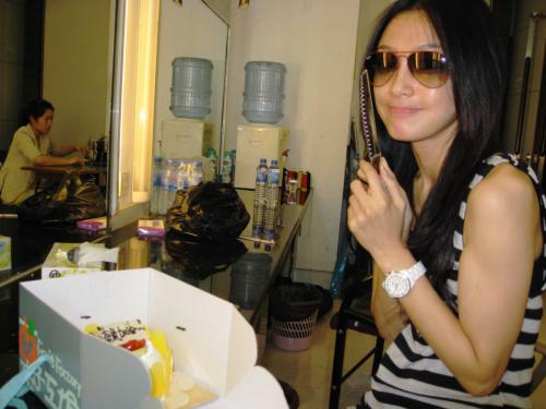 周迅范晓萱秦岚刘亦菲妆前妆后对比 美女明星后台化妆照曝光