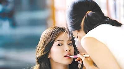 周迅范晓萱秦岚刘亦菲妆前妆后对比 美女明星后台化妆照曝光