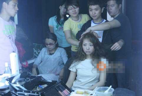周迅范晓萱秦岚刘亦菲妆前妆后对比 美女明星后台化妆照曝光