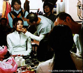 周迅范晓萱秦岚刘亦菲妆前妆后对比 美女明星后台化妆照曝光