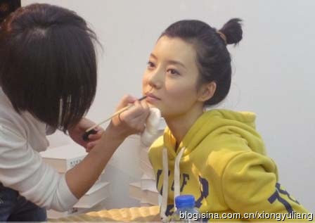 周迅范晓萱秦岚刘亦菲妆前妆后对比 美女明星后台化妆照曝光