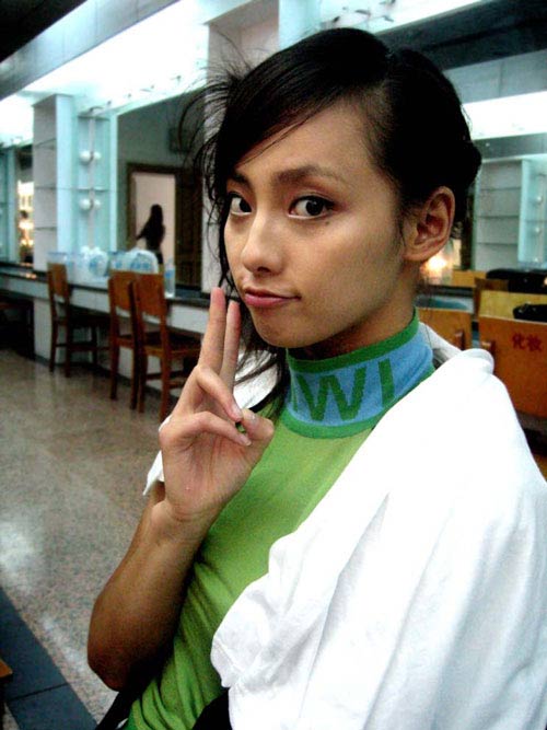 周迅范晓萱秦岚刘亦菲妆前妆后对比 美女明星后台化妆照曝光
