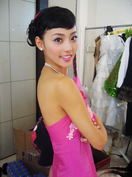 周迅范晓萱秦岚刘亦菲妆前妆后对比 美女明星后台化妆照曝光