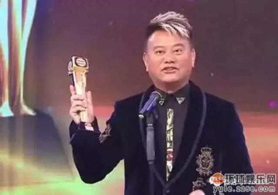 他是周星驰电影里最逗的祝枝山，两次破产，如今身价上亿