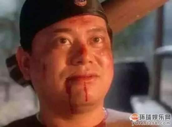 他是周星驰电影里最逗的祝枝山，两次破产，如今身价上亿