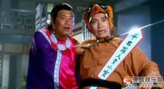他是周星驰电影里最逗的祝枝山，两次破产，如今身价上亿