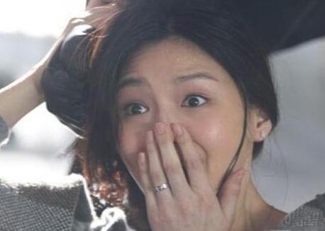 盘点脸美手难看的明星：黄轩短粗肉手 唐嫣手扭曲