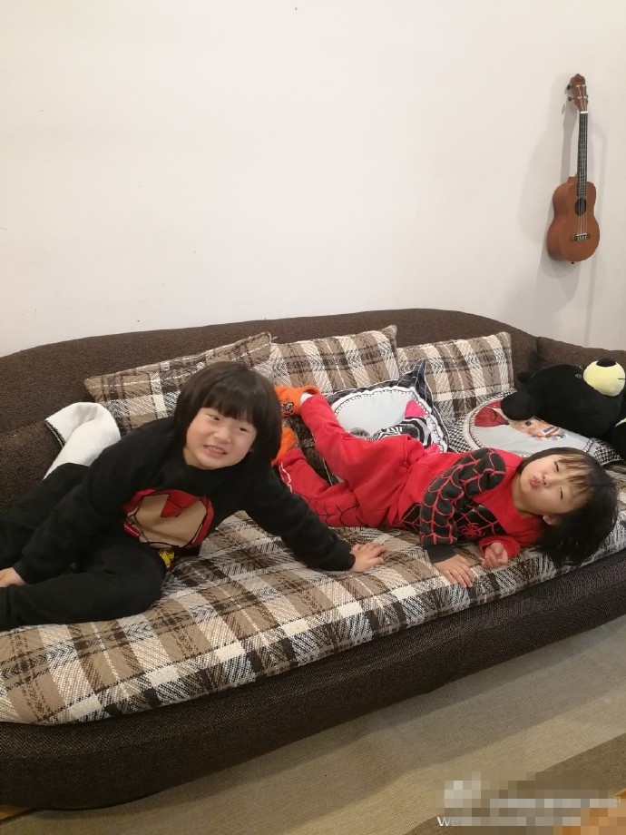 邹市明微博晒爱子照片 网友纷纷大呼可爱