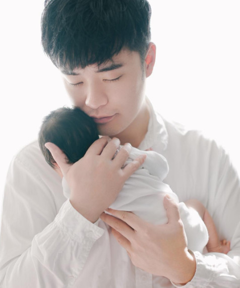 陈赫晒女儿正面照曝光 小酒窝长睫毛抢镜 陈赫张子萱女儿叫Anan？