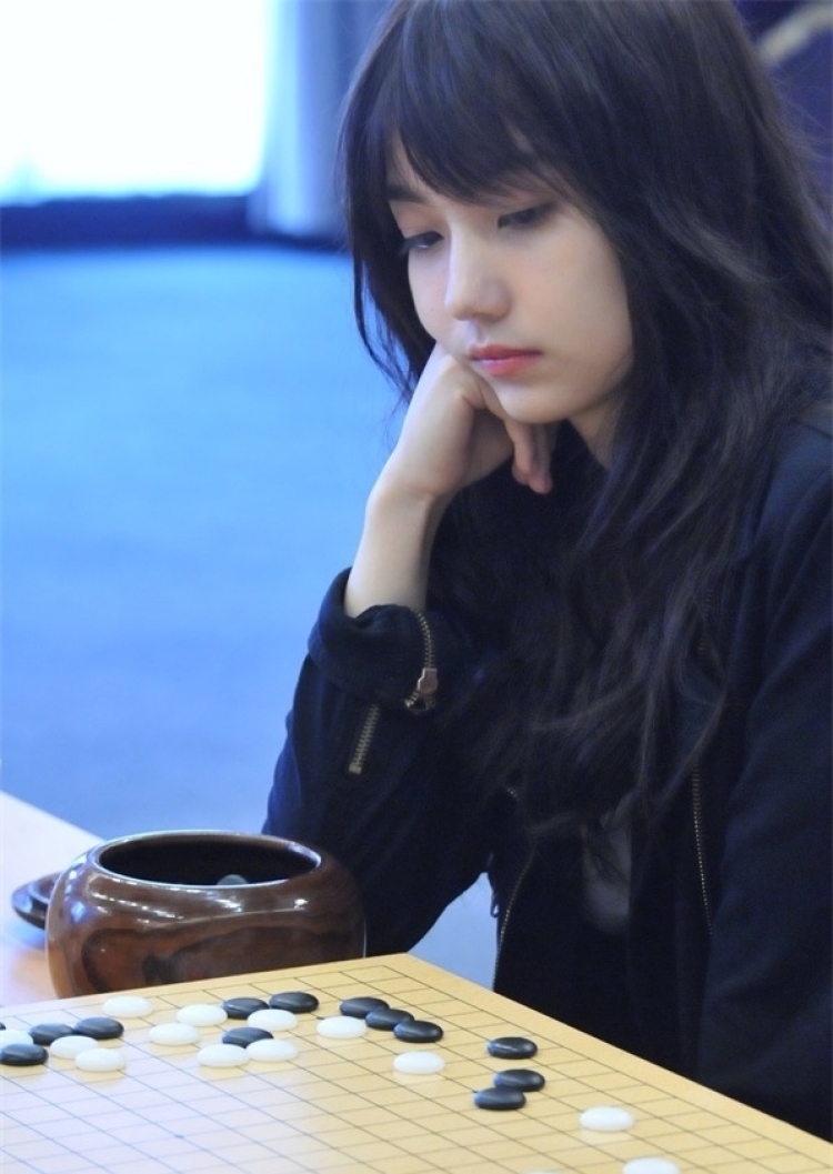 围棋混血美女颜美如仙 曾胜