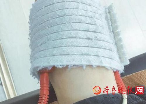 张靓颖跌倒受伤视频曝光 摄像机横扫过舞台时直接打中了张靓颖