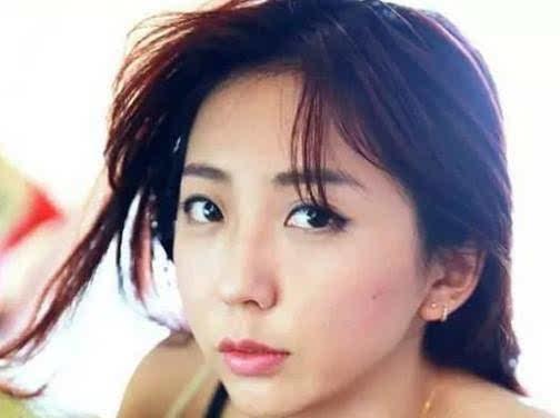 还记得《小李飞刀》恶霸龙小云吗？张辰如今长成大美人