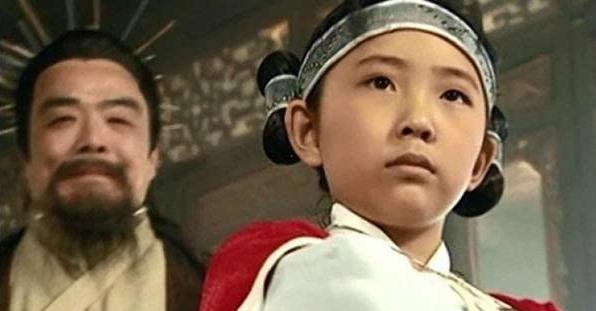 还记得《小李飞刀》恶霸龙小云吗？张辰如今长成大美人