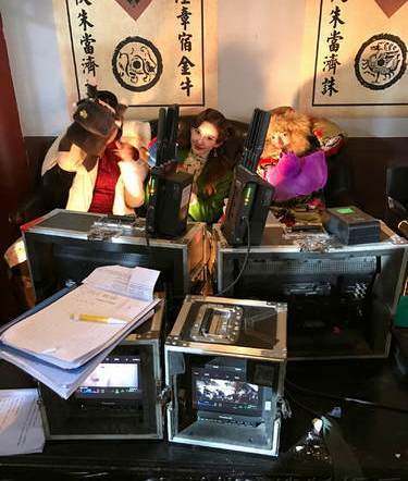 小G娜拍电影啦！穿旗袍秀身材 这造型还挺好看