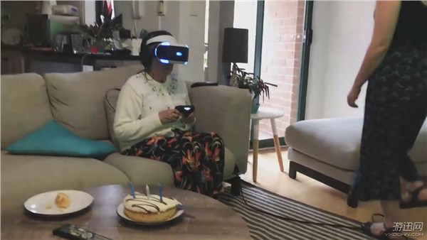 演技浮夸 80岁老奶奶第一次玩VR的反应是这样