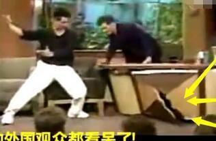 国外受辱后：星爷愤然离席 成龙最霸气