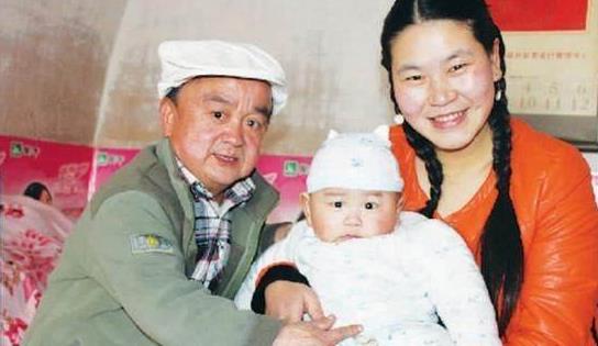 身高一米二 跑20年龙套 却娶娇妻过幸福生活