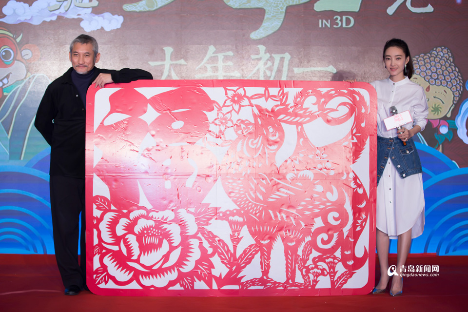 图:徐克现身济南大话西游 王丽坤现场剪窗花[1