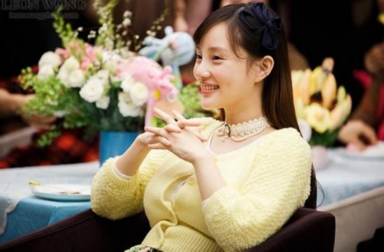 Angelababy出院穿短裙 杨幂小S产后就露大腿的女星
