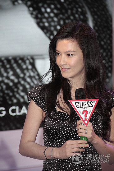 Angelababy出院穿短裙 杨幂小S产后就露大腿的女星