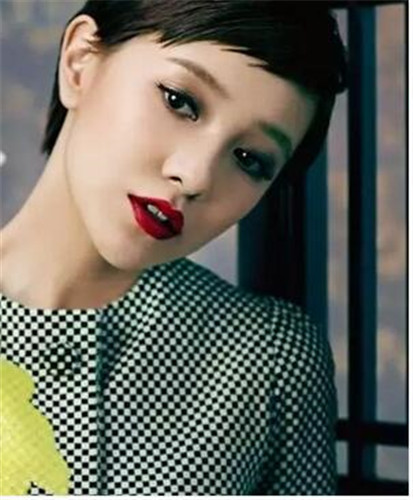 看女明星们化的烟熏妆，有人高冷有人霸气