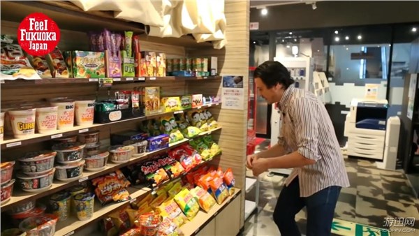 日本网吧实探：1小时9元还能洗澡 独立包间想干啥干啥