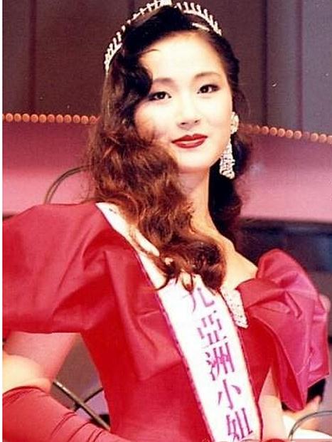 她是亚洲第一美腿TVB视后 与鬼才编剧相恋7日闪婚