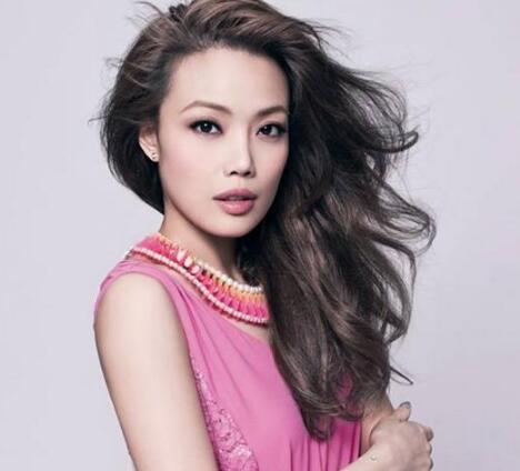 她曾被解约，后撑起整个香港乐坛，如今更收获了爱情