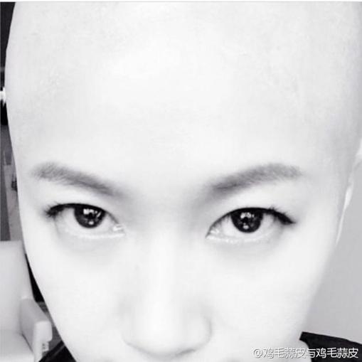 光溜溜的大脑门!徐静蕾晒光头新造型惊呆网友