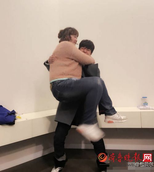 包贝尔奋力抱起贾玲笑翻了网友 结果.