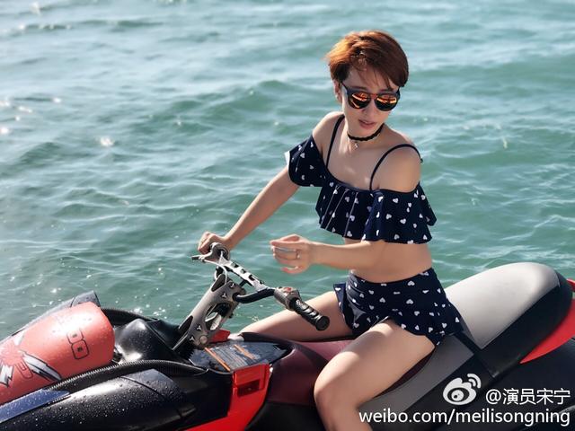 同是冯巩女徒弟，一个被赞相声界关之琳，一个女版周星驰