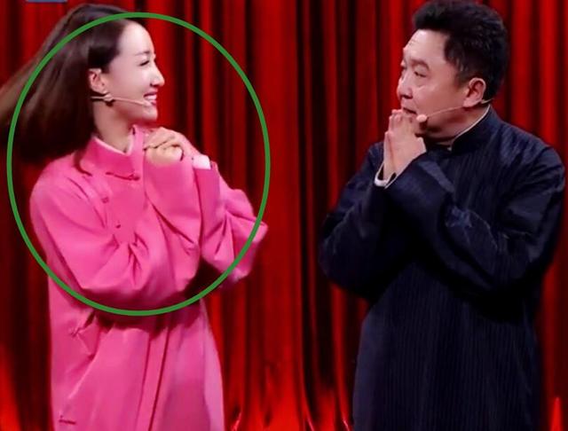 同是冯巩女徒弟，一个被赞相声界关之琳，一个女版周星驰