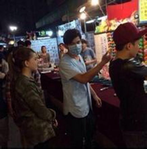 盘点那些爱吃路边摊的明星 发哥竟然这么节俭