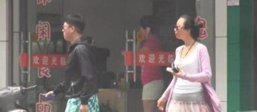 盘点那些爱吃路边摊的明星 发哥竟然这么节俭