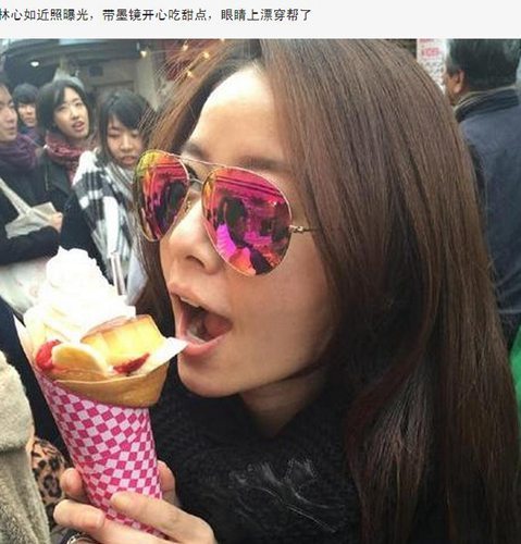 林心如街头戴墨镜吃霍建华买的甜点乐开怀！眼镜反光出卖了她！
