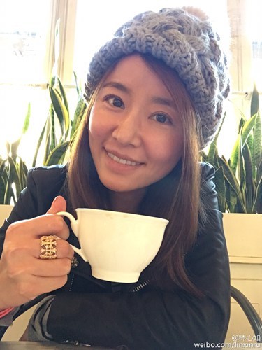 林心如街头戴墨镜吃霍建华买的甜点乐开怀！眼镜反光出卖了她！