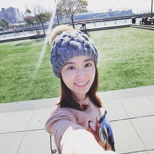 林心如街头戴墨镜吃霍建华买的甜点乐开怀！眼镜反光出卖了她！