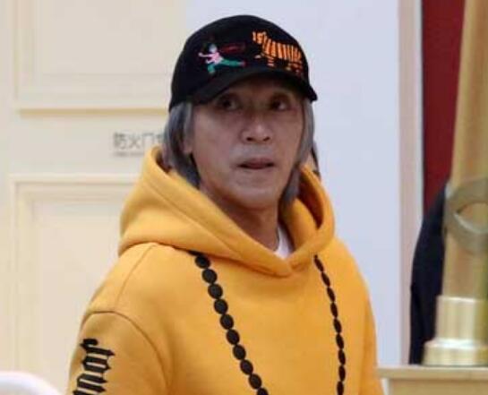气场两米八周星驰身穿黄袈裟现身商场获保镖护驾