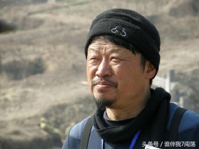 他长相其貌不扬，却撑起了中国电视剧的半壁江山