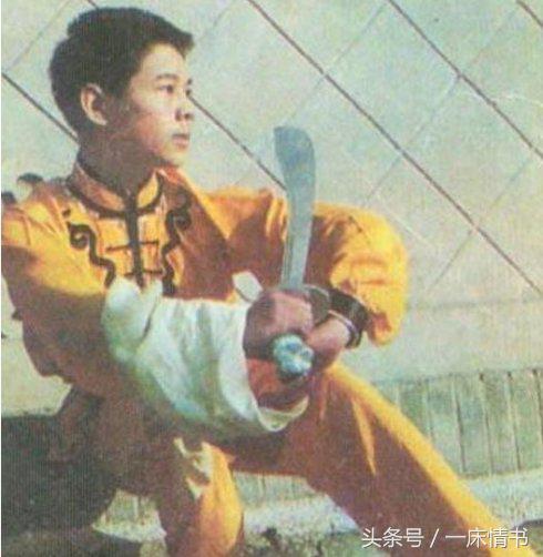 都说李连杰近照苍老似70岁，然而比他更惨的是刘家辉