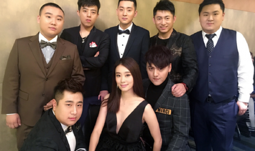 张小斐，她演戏难红转型搭档冯巩演小品成名，为老板放弃春晚