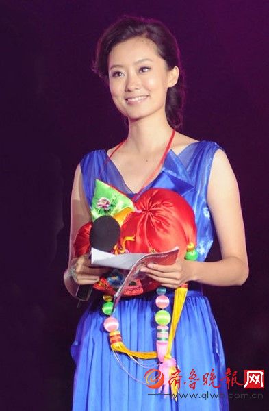 张小斐，她演戏难红转型搭档冯巩演小品成名，为老板放弃春晚