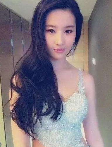刘亦菲仙女下凡性感撩人 一众与她合影的女星