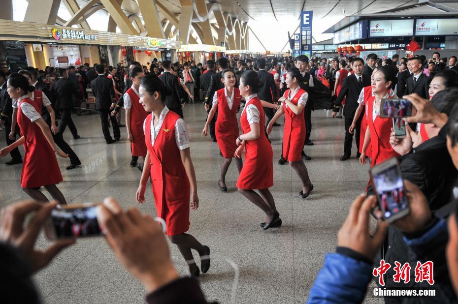航空公司发布新款制服 空姐将机场变“秀场”(组图)