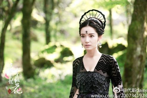 杨幂工作室再签2名新人，一个被称赞，一个被骂堪比容嬷嬷