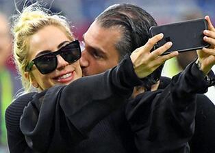 Gaga与经纪人恋情公开 退回前男友所赠订婚戒指