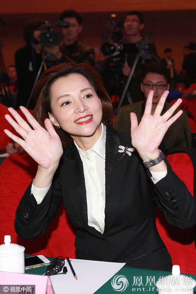 女神范儿！43岁董卿首当制作人 穿西装显干练