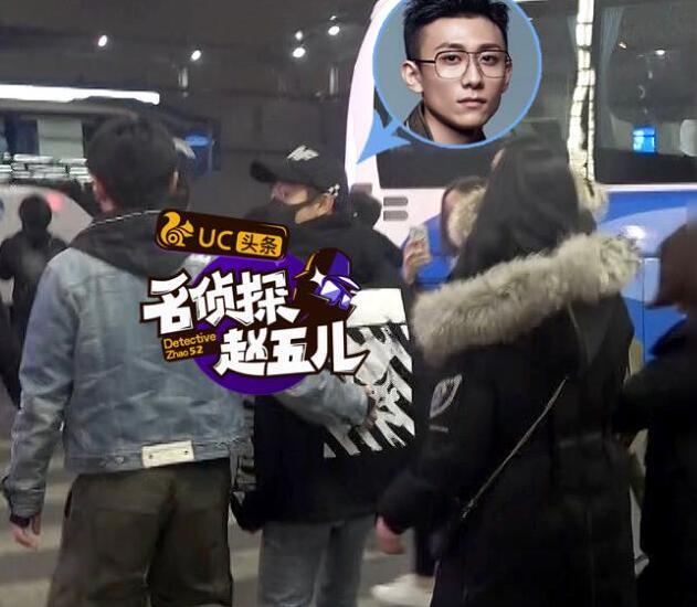 张一山机场遭围堵全程淡定 粉丝送巧克力祝情人节快乐