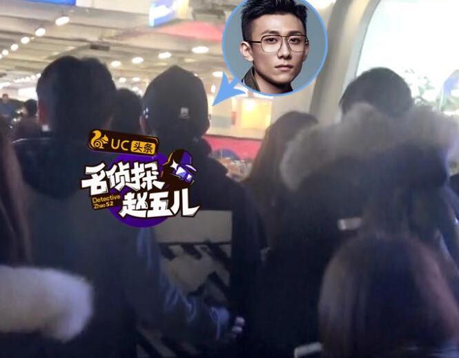 张一山机场遭围堵全程淡定 粉丝送巧克力祝情人节快乐